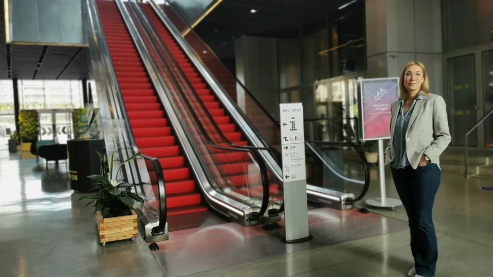 De ikoniska röda rulltrapporna är lätta att känna igen. De går upp till både konferensanläggningar och den största salen. Men det är smidigare att komma in i Sal D för patienterna, och smidigare att ta sig ut.