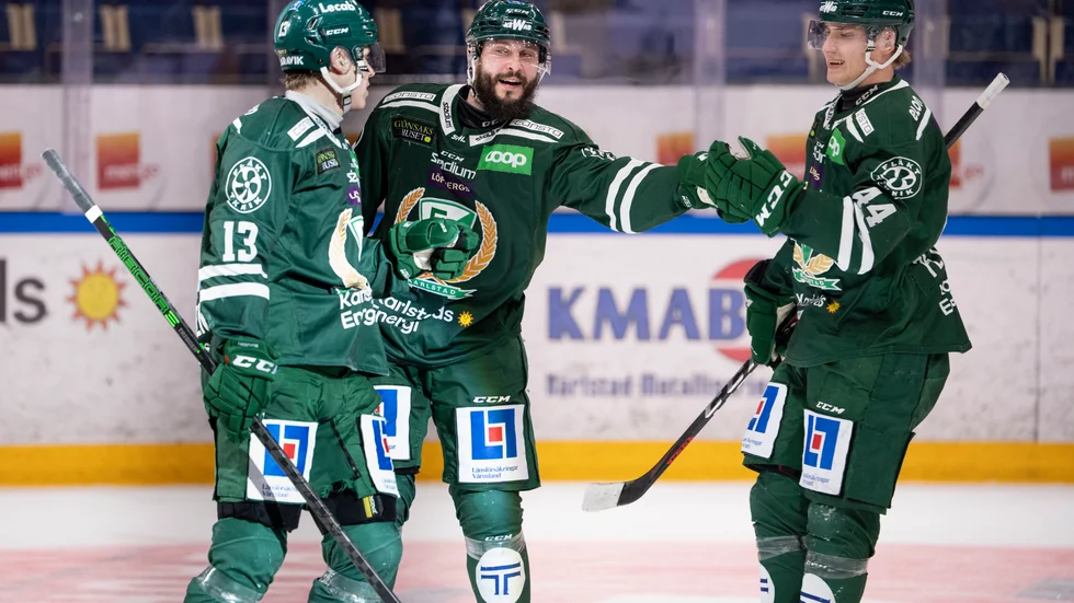 Färjestads Daniel Viksten (13) satte avgörande 4–3 i förlängningen mot Skellefteå i måndagens SHL-match. Här firar han målet tillsammans med Jesse Virtanen (71) och Jacob Peterson (44).