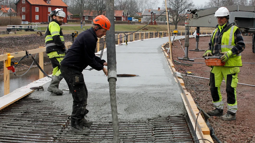 Under onsdagen påbörjades arbetet med att gjuta den nya betongplattan i gamla Motala hamn.