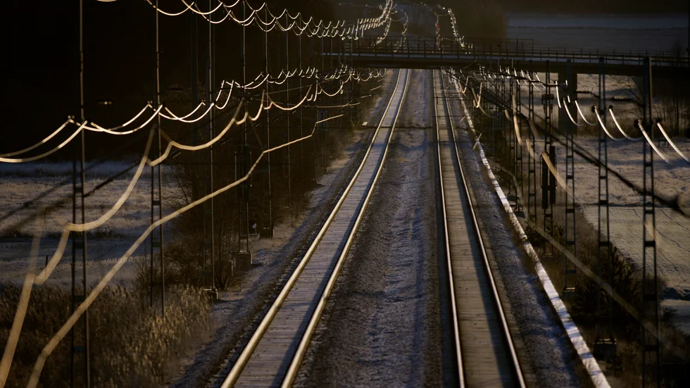 Det är närmast självklart att de nya järnvägsspåren ska dras via Arlanda, skriver Ragnar Brugård.