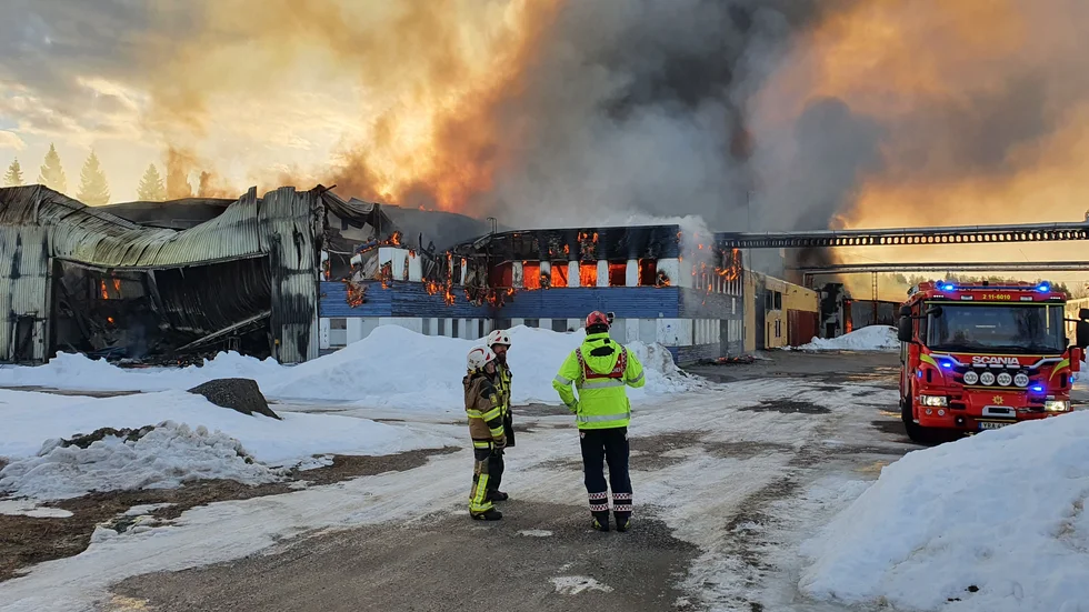 Polisen har under dagen arbetat med dörrknackning 
och förhör närområdet av den industribyggnad som brann ned i Morjärv. 