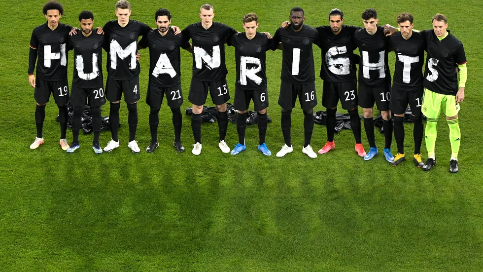 Det tyska landslaget kom ut i tröjor som tog ställning för mänskliga rättigheter inför sin VM-kval match i veckan – en protest mot att VM 2022 hålls i Qatar.