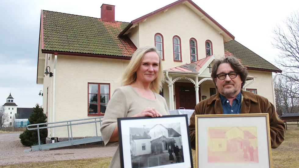 Åsa Lodin och Morgan Ferm är nyinflyttade i Järeda församlingshem. De förälskade sig i huset som byggdes 1896 och donerades till kyrkan av makarna Hilmer och Elsa Dahl, som finns på ett gulnat fotografi. En fotofirma har tagit fram ett nytt i bättre kvalité, som har en given plats på en av väggarna i salen.
