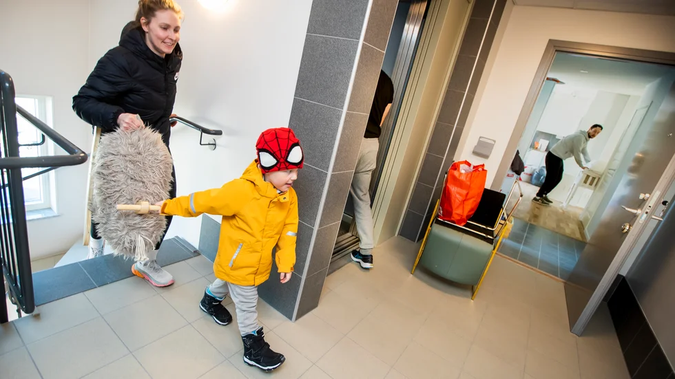 Fyraårige Love flyttade på fredagen in med sin familj och  sin kära gungmammut i Luleås nya bostadsområde. Mamma Carolin Fjällborg var glad över familjens nya hem som ligger högst upp i det nybyggda kvarteret Bärmesen på Kronandalen.