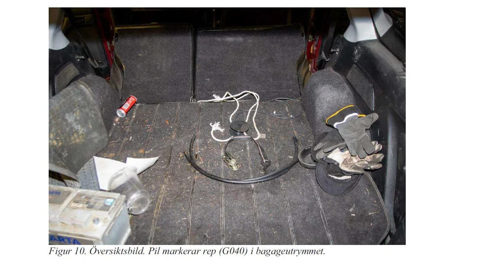 Efter misshandeln ska Kirunabon ha placerats i bagaget för att inte "bloda ner" bilen. Ett påstående som får stöd av utredningen efter att det hittats flera blodspår på bagagets matta.