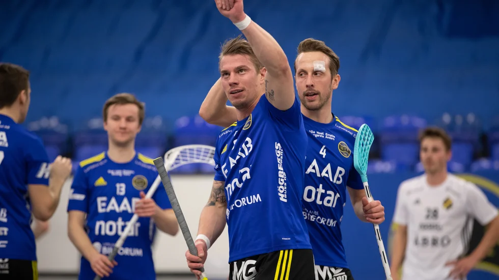 Rutinerade målskyttar i form av Fredrik Holtz och Jakob Drews jublar efter att Hagunda besegrat AIK i Fyrishov. I bakgrunden Mattias Jansson.