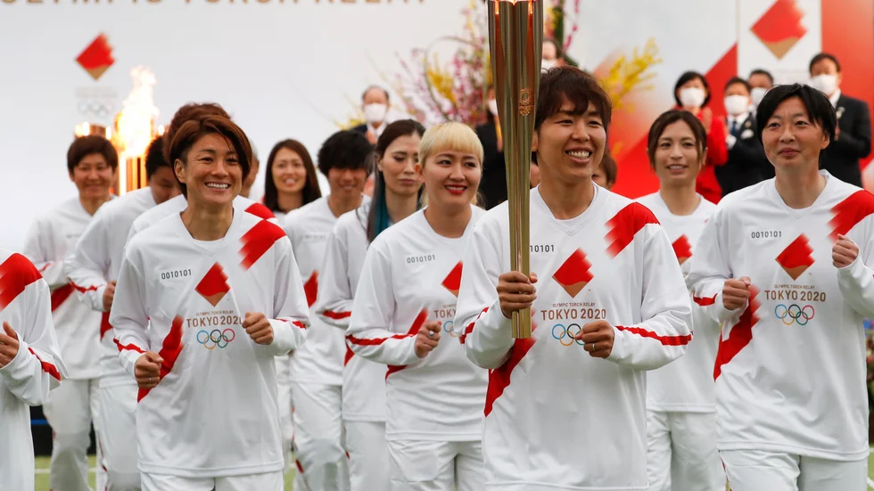 Japans damlandslag i fotboll var bland de första att föra OS-elden mot Tokyo.