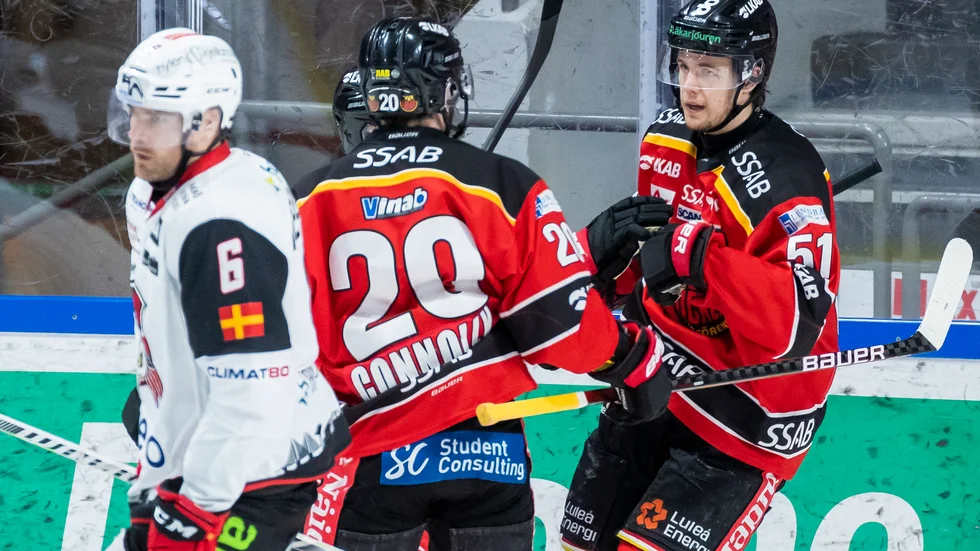 Luleås Filip Hållander jublar med Jack Connolly efter 2–0-målet mot Malmö när norrbottningarna bröt sin långa förlustsvit.