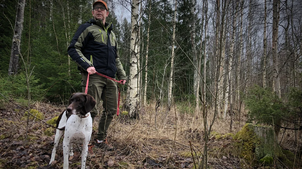När UNT träffar Lars Lideri är tiken Meja pigg, men såren hon fick vid attacken har inte läkt.
