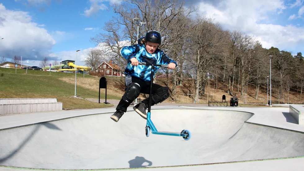 Loke Eriksson visar en tailwhip i hoppet över kanten på en av banans pooler.