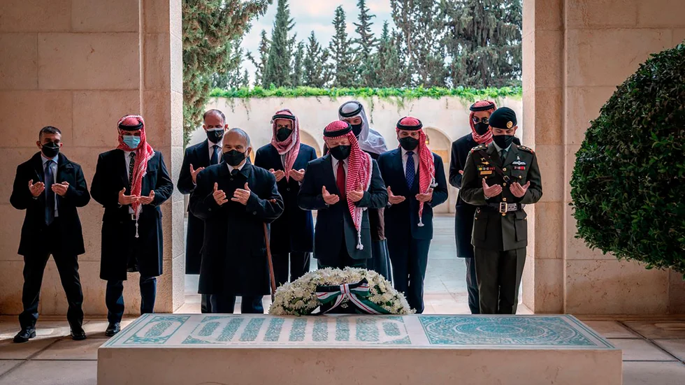 I dag visade Jordaniens kung Abdullah och hans halvbror prins Hamza upp sig tillsammans efter en tid av oenighet. Kung Abdullah framför kransen, prins Hamza tvåa från vänster.