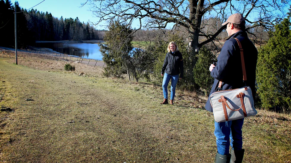 Carl Arrhenius, miljöinspektör, och Anna Carpholm, ekolog, i naturreservatet Västra Hargs lövskog.