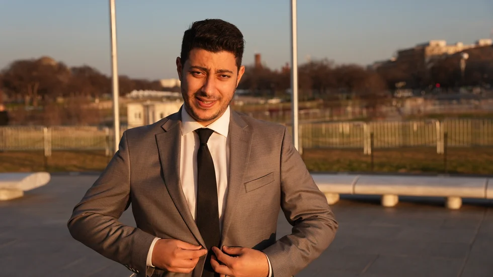 Fouad Youcefi leder SVT:s nya inrikespolitiska program "Politikbyrån". Pressbild.