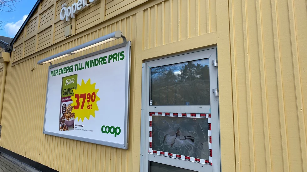 Polisen larmades till ett misstänkt inbrott på Coop i Trosa under natten till onsdagen. En glasruta till butiken hade krossats.