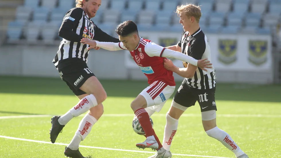 Hampus Näsström och Pontus Lindgren i duell med Sandvikenspelare. 