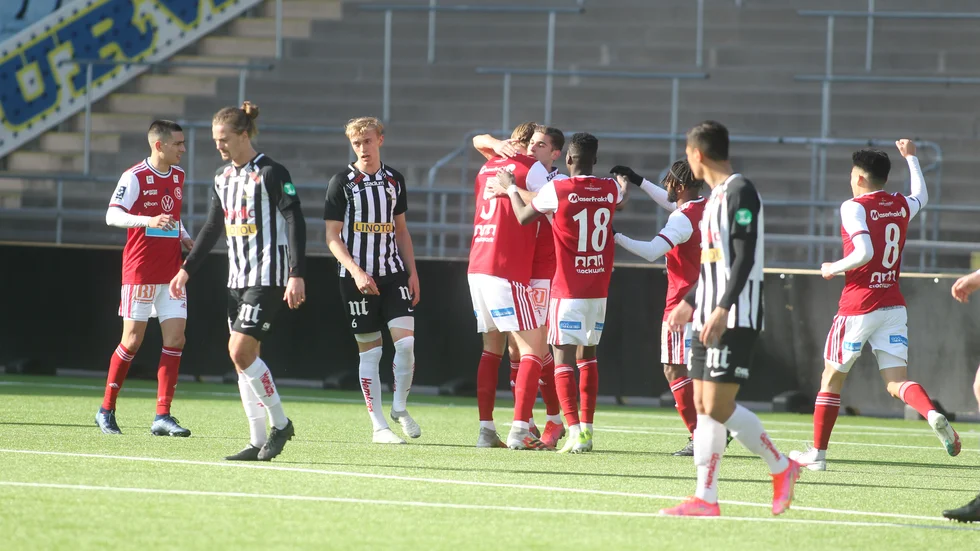 Jubel och depp på Platinumcars arena när Sandviken spräcker nollan efter en straffspark.Sebastian Detterman, Pontus Lindgren och Patrik Gustavsson står för besvikelsen.