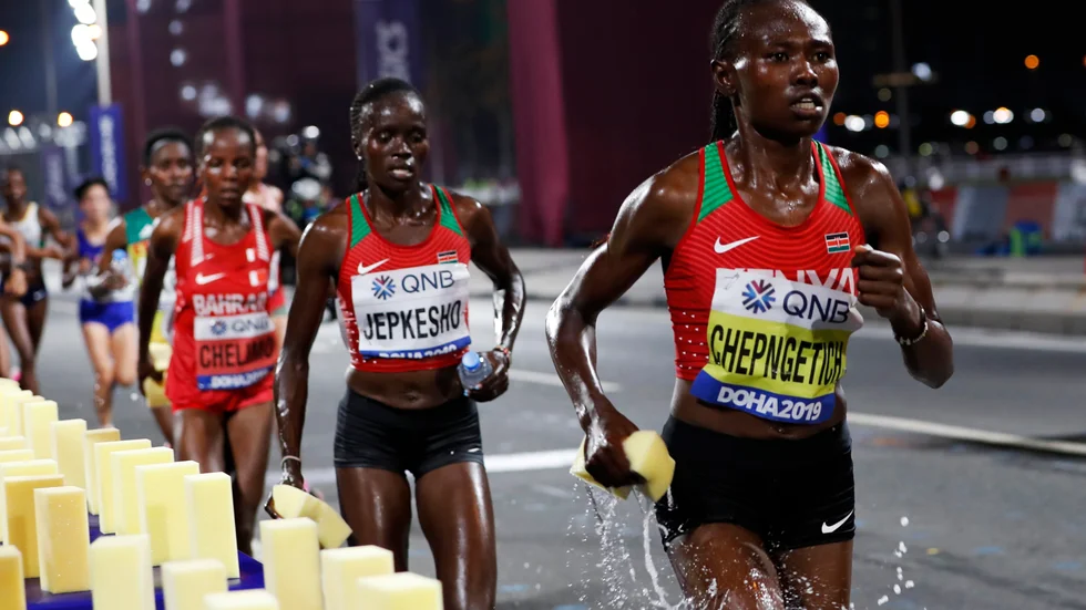 Ruth Chepngetich, höger, under VM i Doha 2019. Arkivbild.