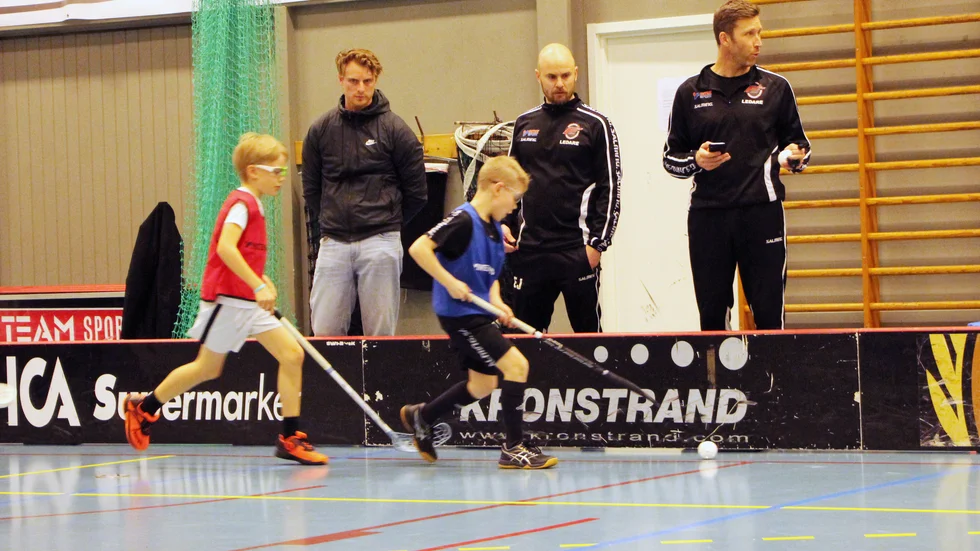 Eric Karlsson, till vänster, ser på när de tidigare innebandykompisarna Erik Junsten och Jimmy Ramlöv leder sin ungdomsgrupp födda 2011 samt 2012.
David Bressler, röd väst jagar Hugo Lundstedt under säsongsavslutningen.