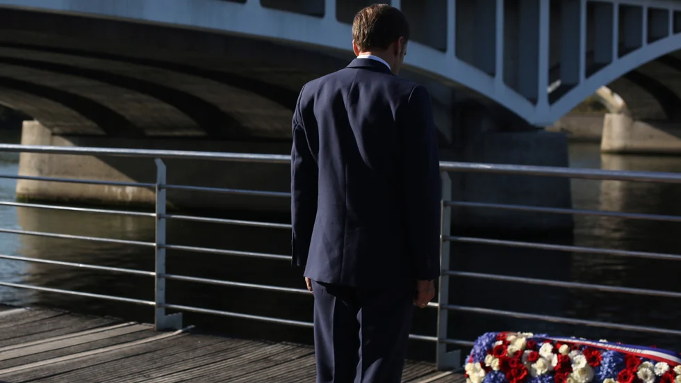 Frankrikes president Emmanuel Macron vid en minnesceremoni 60 år efter protesterna.
