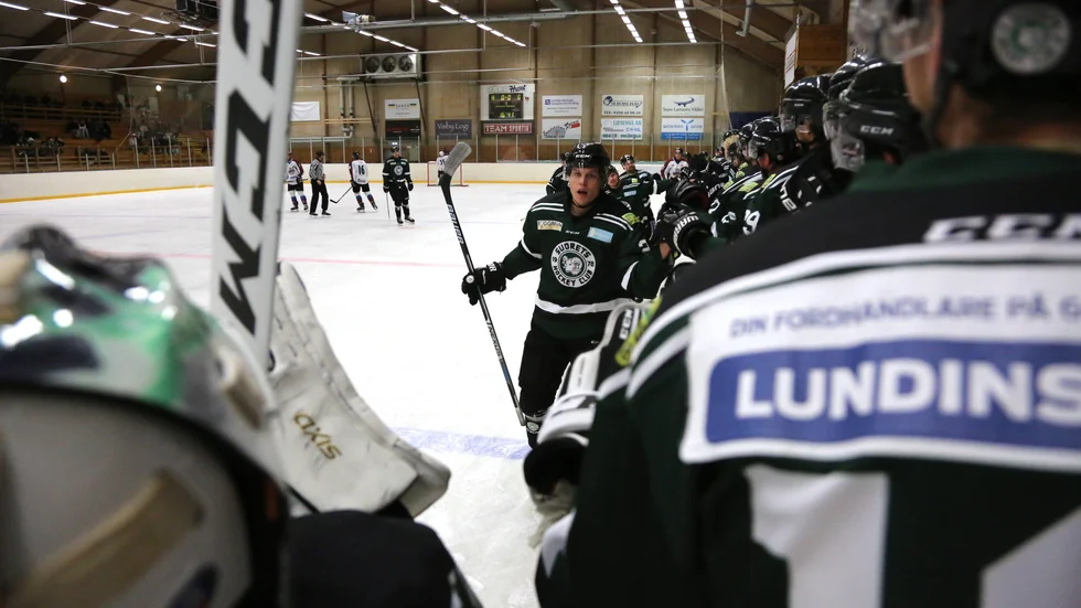 Viktor Greveback var en av helgens stora segerorganisatörer med tre mål av Sudrets totalt fyra.