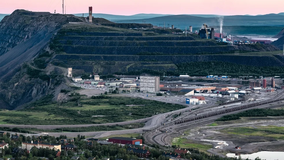 Vy över Kiirunavaara från Loussavaara. I boken "Gruvans makt" står människornas egna berättelser i fokus.