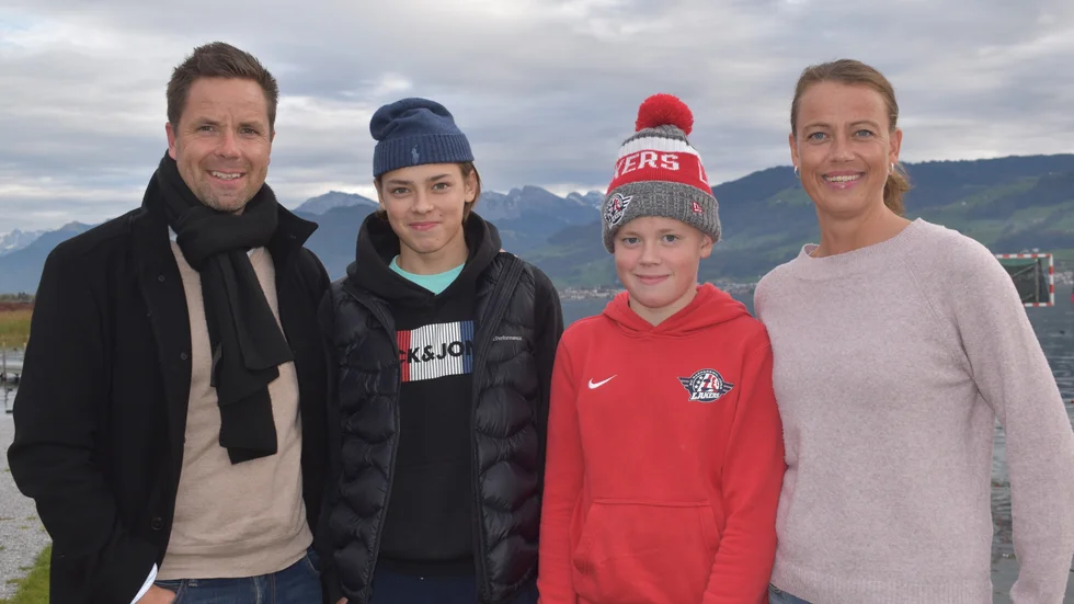 Familjen Hedlund eller så kan man kalla dem familjen hockey. De är nu i sin andra sejour i Schweiz. Stefan Hedlund till vänster med söneran Lucas och Ludvig i mitten och frun Pernilla till höger. De två äldsta barnen, William, bor i en bit bort och Tilde valde att bo kvar i Piteå.