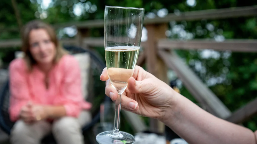 Trots en positiv utveckling under senare år, där ungdomar dricker mindre alkohol, kommer många i kontakt med alkohol alldeles för tidigt, skriver debattörerna.