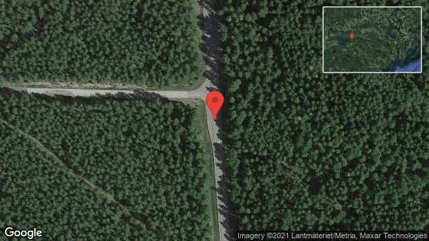 En personbil i olycka på väg 56