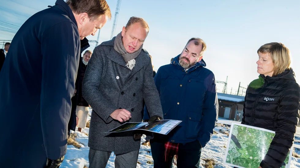 Stefan Löfven  (S), avgående statsminister när han besökte Norra Svartbyn, Henrik Henriksson, VD på H2 Green Steel, Fredrik Lundh Sammeli (S), riksdagsledamot, och Cecilia Kvibacke, utvecklingsansvarig Svartbyns verksamhetsområde.