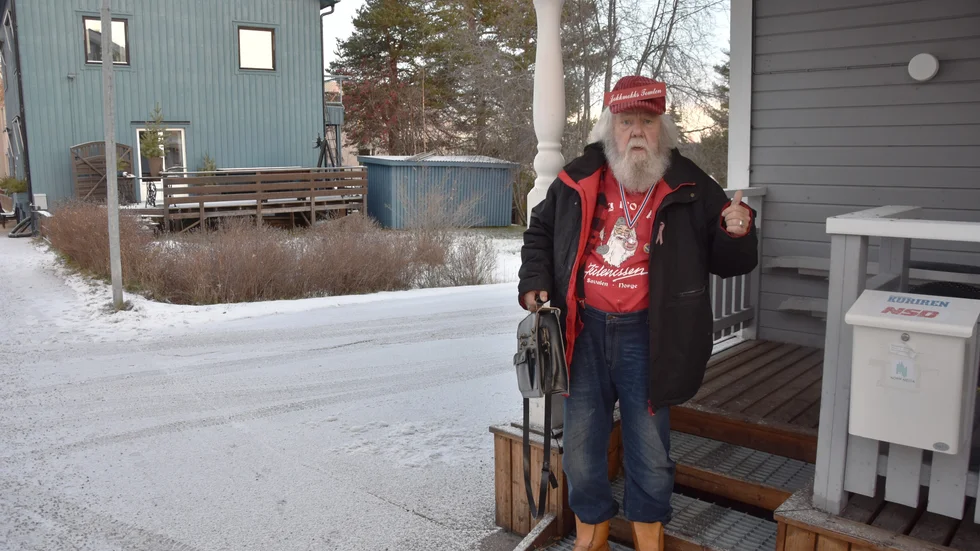 Jokkmokks-tomten, Gunnar Löfgren, saknar sin käpp och vädjar nu till Jokkmokk om hjälp att hitta den.
