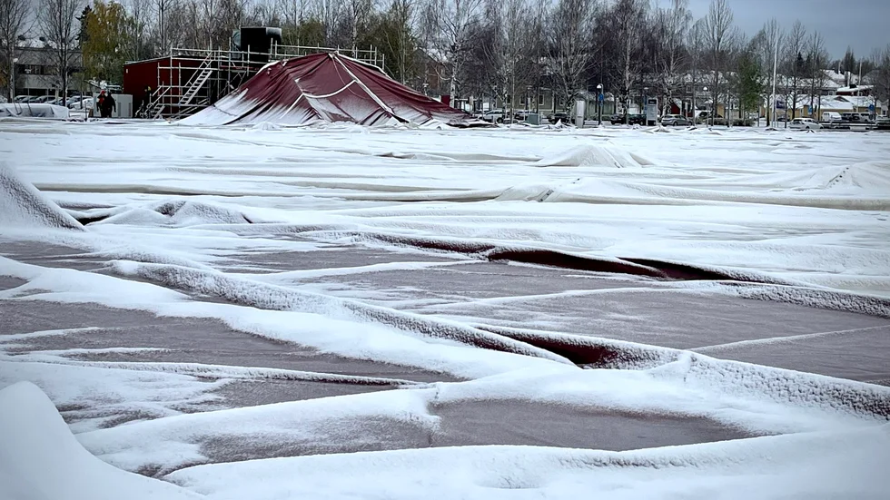 Fotbollshallen var täckt med snö på torsdagsmorgonen och sugbilen uteblev. Men genom att duken är fäst i balken går det att tina snön genom att blåsa in varm luft under den.