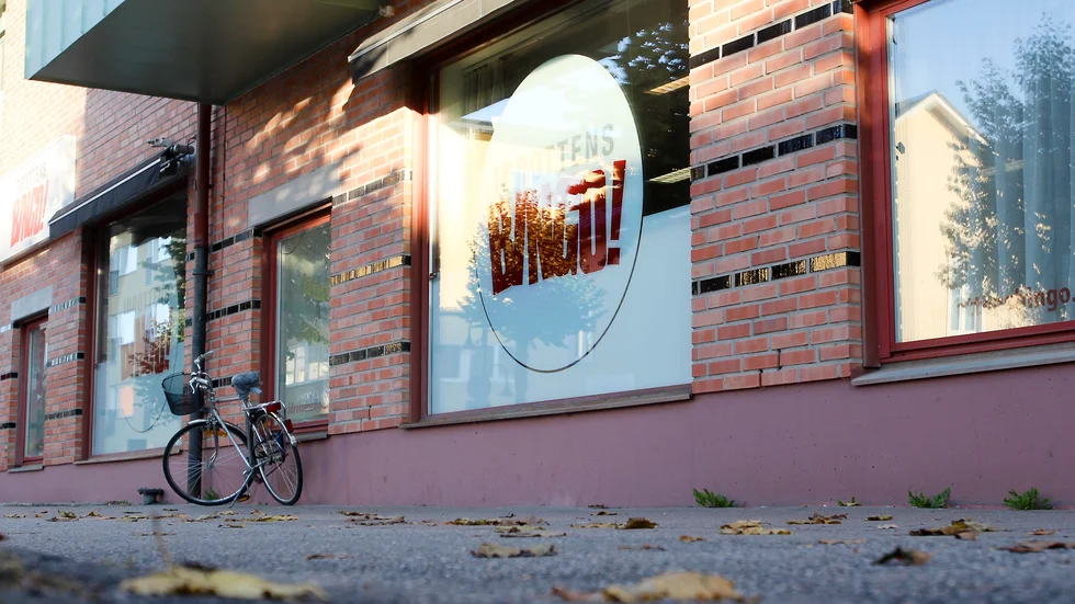 Bingohallen i Katrineholm erbjuder så kallad självavstängning. "Men vi kan inte göra det om det kommer in en anhörig till oss som säger att min son eller min fru spelar för mycket", förklarar Johan Rannström, vd på Idrottens bingo.