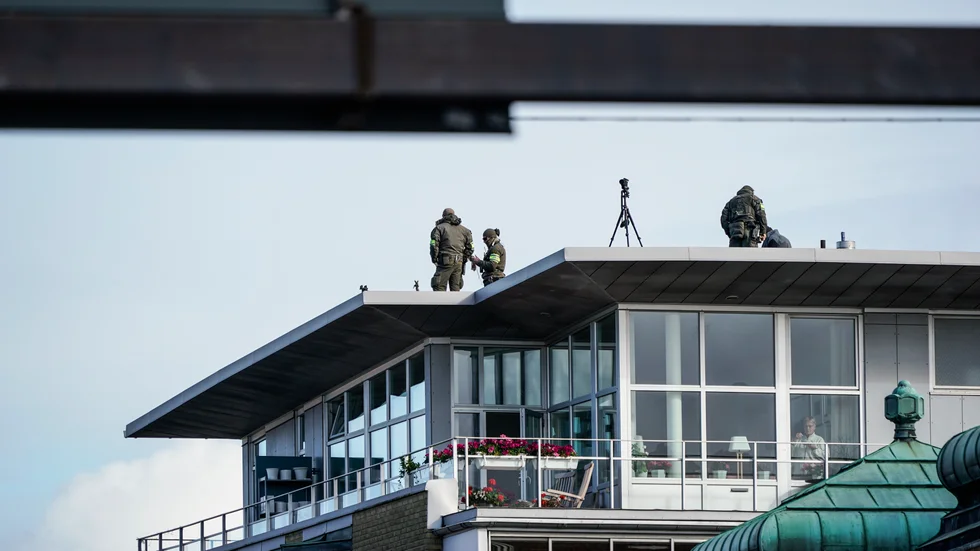 Polisens krypskyttar på tak intill synagogan i centrala Malmö.