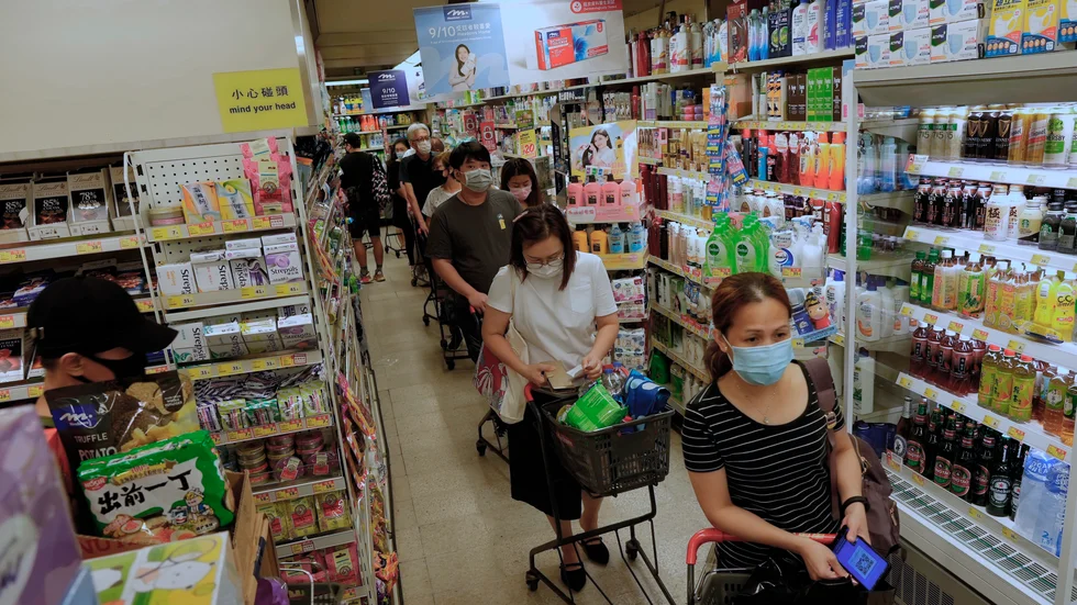 Hongkongbor köar för att köpa förnödenheter inför tyfonen Kompasus ankomst.