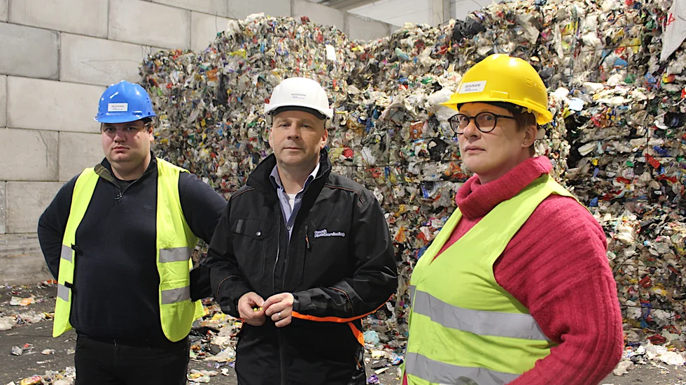 MP-besök hos Motala Plaståtervinning, Elias Hallén, vd Mattias Philipsson, riksdagsledamot Margareta Fransson.