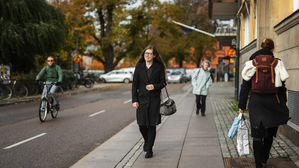 Just här vid St Olofsbron rör sig några av Lovisa Wistrands litterära figurer. Hon som är inflyttad från Stockholm tycker att det finns många fina gröna och lummiga oaser i Uppsala.