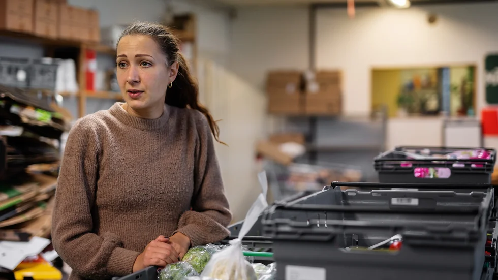 På Matcentralen delas det ut cirka 320 matkassar varje vecka till socialt och ekonomiskt utsatta personer. "Vi fungerar som ett extrastöd för att de ska komma på fötter igen" säger föreståndaren Johanna Wahlby. 