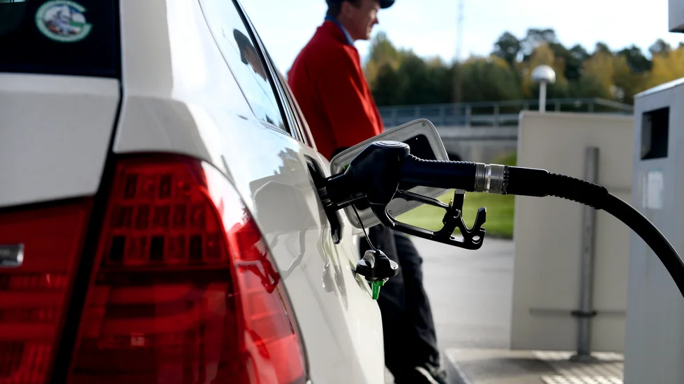Redan innan kriget bröt ut hade dock Sverige världens högsta pris på diesel och bland världens högsta priser på bensin. Nu ser vi nya rekordnivåer i princip varje dag, skriver Elisabeth Svantesson (M) och Ann-Sofie Lifvenhage (M).