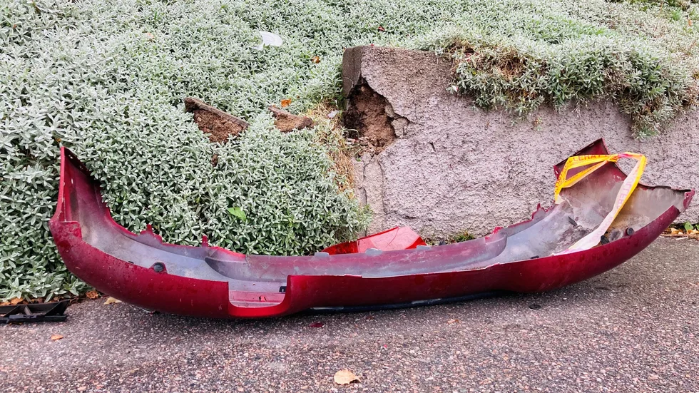 En bilist backade in i en stenmur på Eskilsgatan med sådan fart att bakre stötfångaren på bilen lossnade.