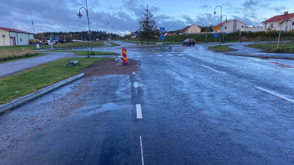 Efter läckan i somras tog den nya asfalten på Dammvägen stryk. Därför läggs den om under kommande vecka, innan vintern kanske börjar göra sig påmind.