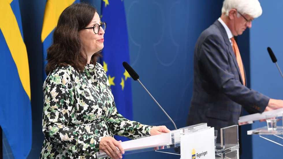 Den rekommenderade åldersgränsen för vaccinering mot covid-19 sänks från 18 till 16 år, meddelade utbildningsminister Anna Ekström (S) och Folkhälsomyndighetens generaldirektör Johan Carlson vid en digital pressträff.