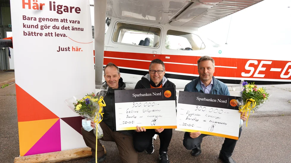 Robert Nilsson, Gellivare Flygsällskap och Thomas Wettainen, Flygklubben Nordvingen fick ta emot check och blomma av Jörgen Svonni, Sparbanken Nord.