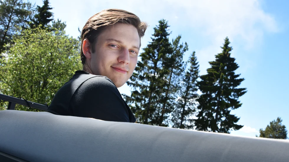 Emil Hansius får ovälkomna besök varje dag som vill ta en selfie med honom. "Barnen vaknar när det knackar på dörrar och fönster dag som natt. Det är kul att man är omtyckt, men hemma vill man vara ifred", säger han. (Arkivbild