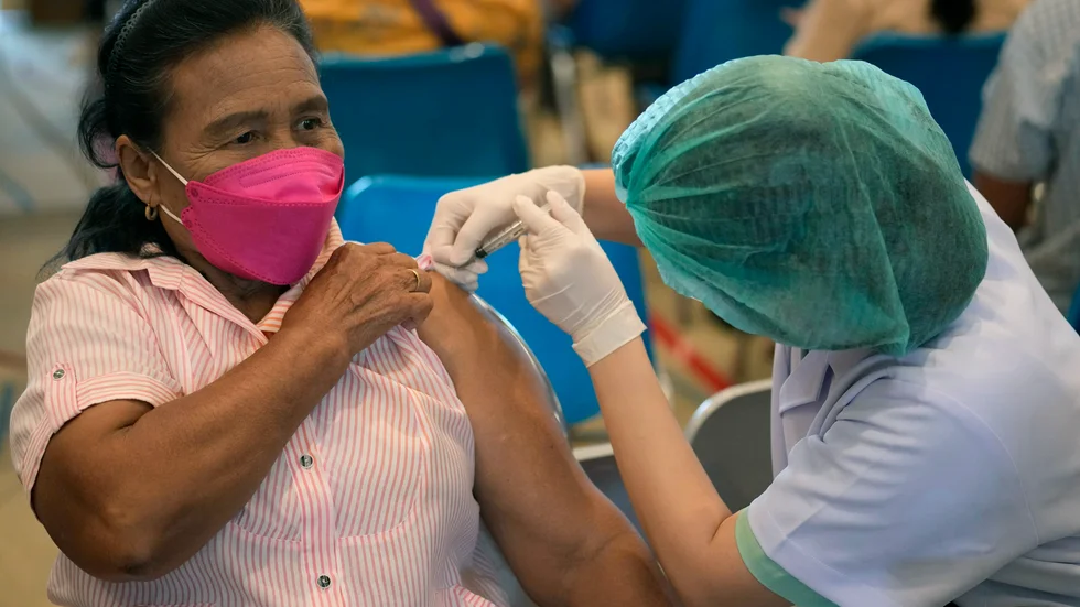 En kvinna i Bangkok får en dos av Sinopharms vaccin. Bild från i fredags.