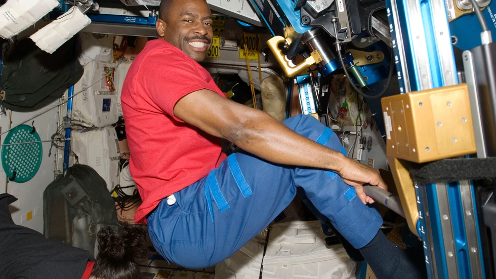 Astronauten Leland Melvin under ett träningspass på rymdstationen ISS 2009. Nu är han talesperson för ett projekt som ska öka hållbarheten för astronauternas garderober.