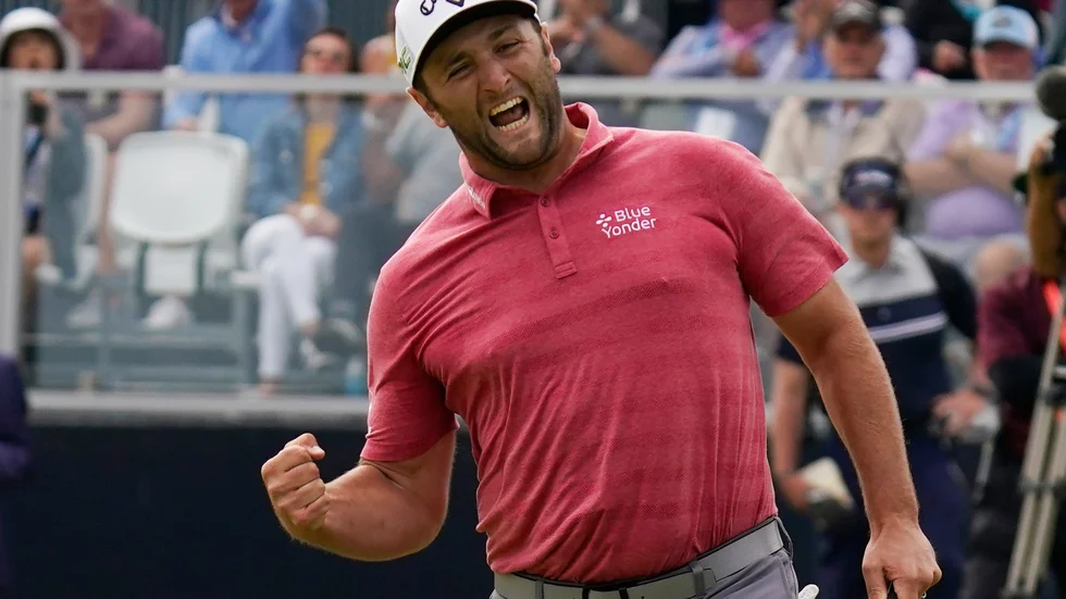 Jon Rahm jublar när han precis har sänkt sin sista putt i årets US Open.