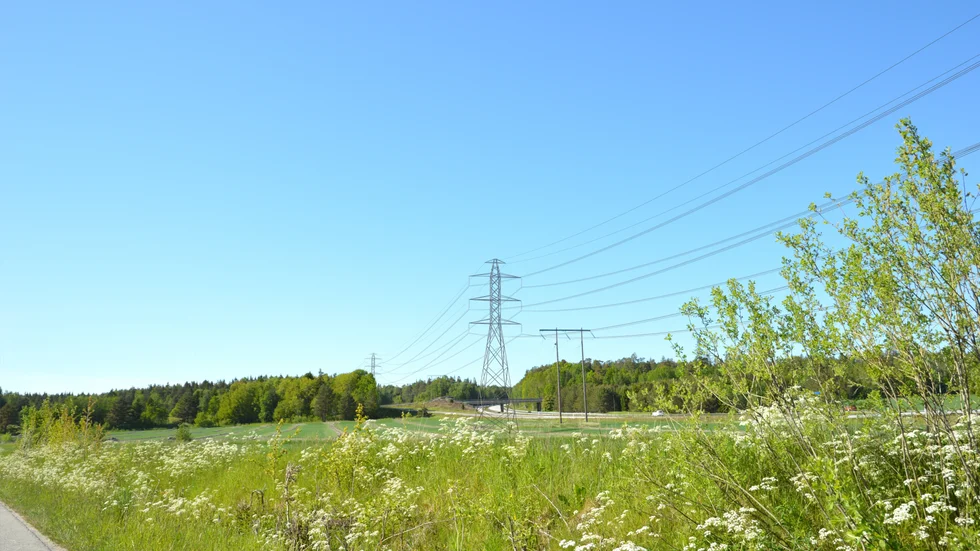 Så här kan det komma att se ut vid Stjärnholm i framtiden när kraftledningen är byggd. Bilden är ett fotomontage.