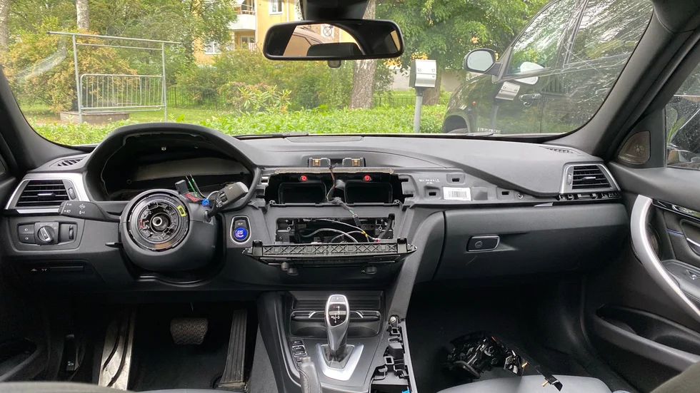 Mycket av bilens interiör var borta i Isaks BMW när han skulle köra till jobbet.