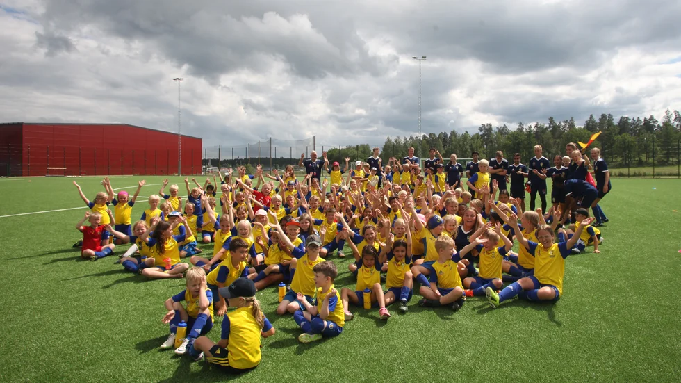 Fotbollsskolan lockade många barn och avslutades med en match mellan ledarna. "Det är veckans höjdpunkt" menar Stefan Johansson.