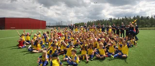 Fotbollsskolan lockade fler än 100 barn till Larslunda 